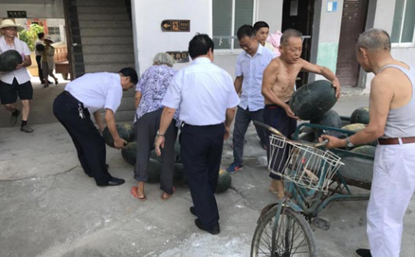炎炎夏日，為福利院老人送清涼