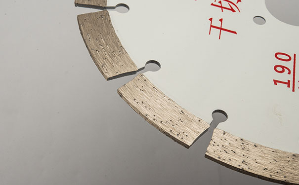 大理石鋸片在切割過程中搖擺是怎么回事呢？