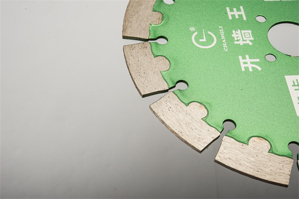 墻槽切割片在鋸切時(shí)會(huì)出現(xiàn)哪些磨損現(xiàn)象呢？