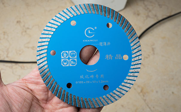 使用質量差的金剛石切割雖然價格便宜但會產(chǎn)生震動